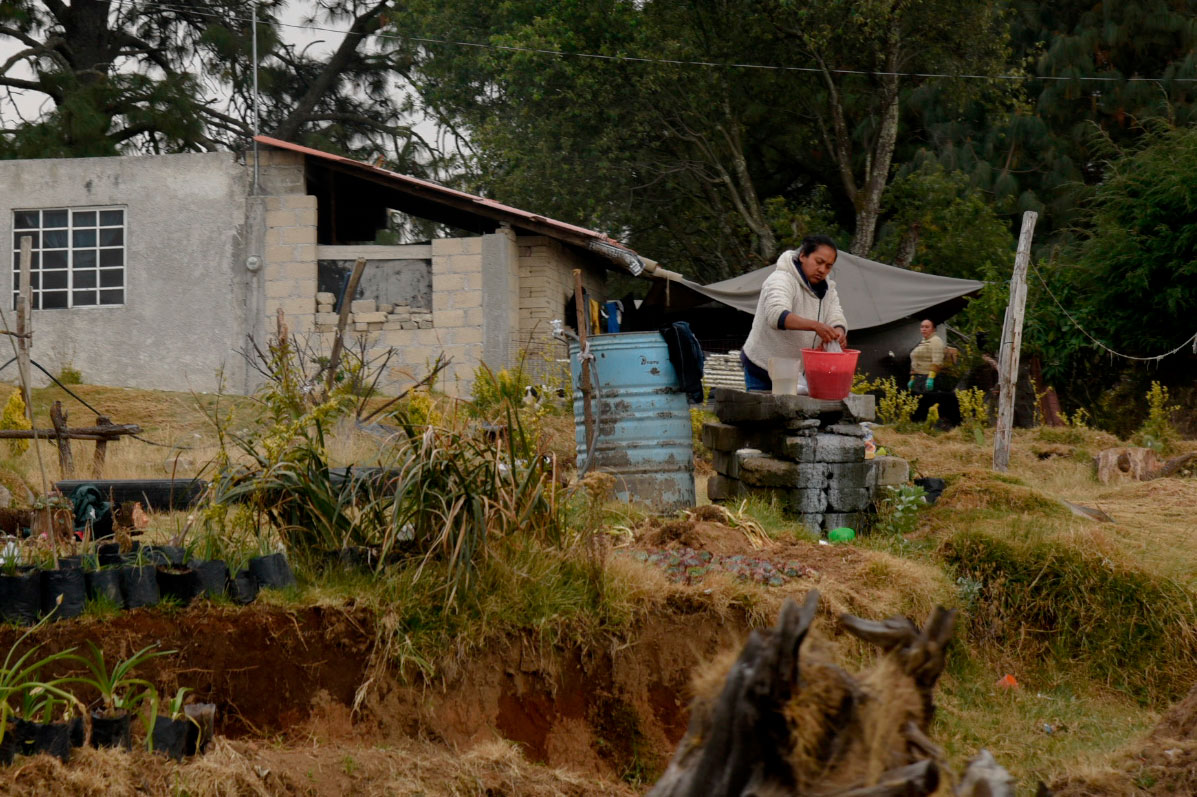 mujer lavando frente a su casa en el pueblo de Temoaya